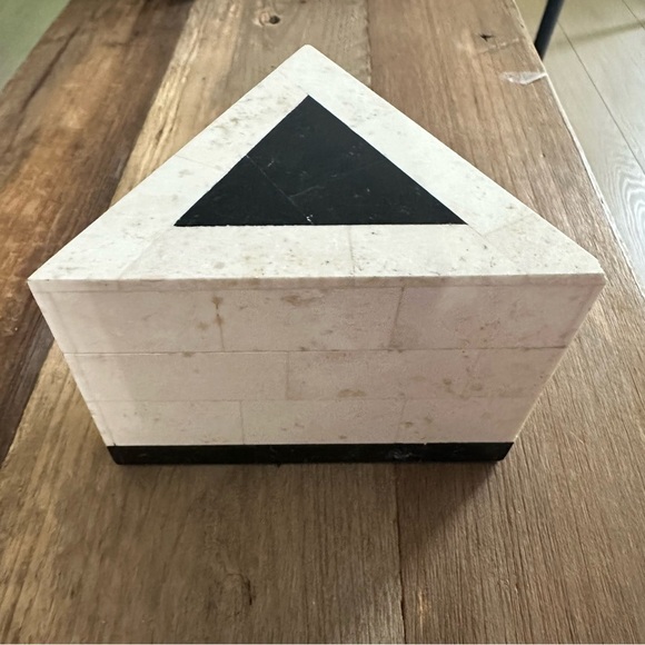 Friends & Co Marble Triangular Shaped Trinket Box Two Toned Made In Philippines - Picture 2 of 9